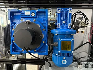 المحرك والمخفض (وحدة الدفع ونقل الحركة)